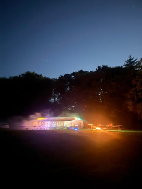 Festzelt und Feuer in einer ruhigen Sommernacht