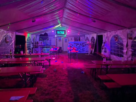 Leeres Bierpong-Zelt in violettem und grünem Licht