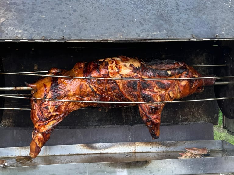 Knusprig gegrilltes Spanferkel am rotierenden Spieß